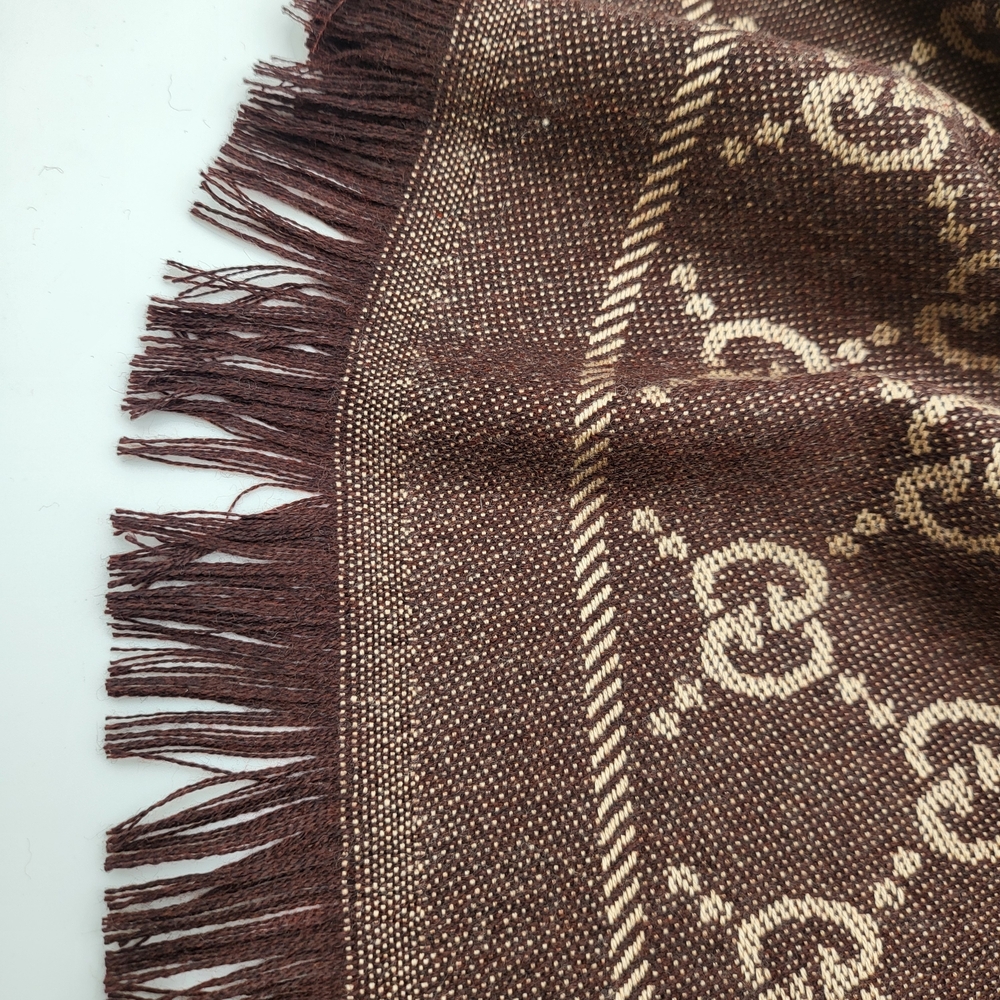 Gucci GG Wool Jacquard Large Scarf Reversible in Chocolate and Beige.. - Picture 11 of 12